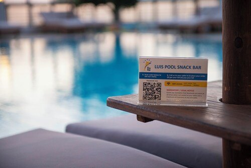 A table at the Luis Pool snack bar