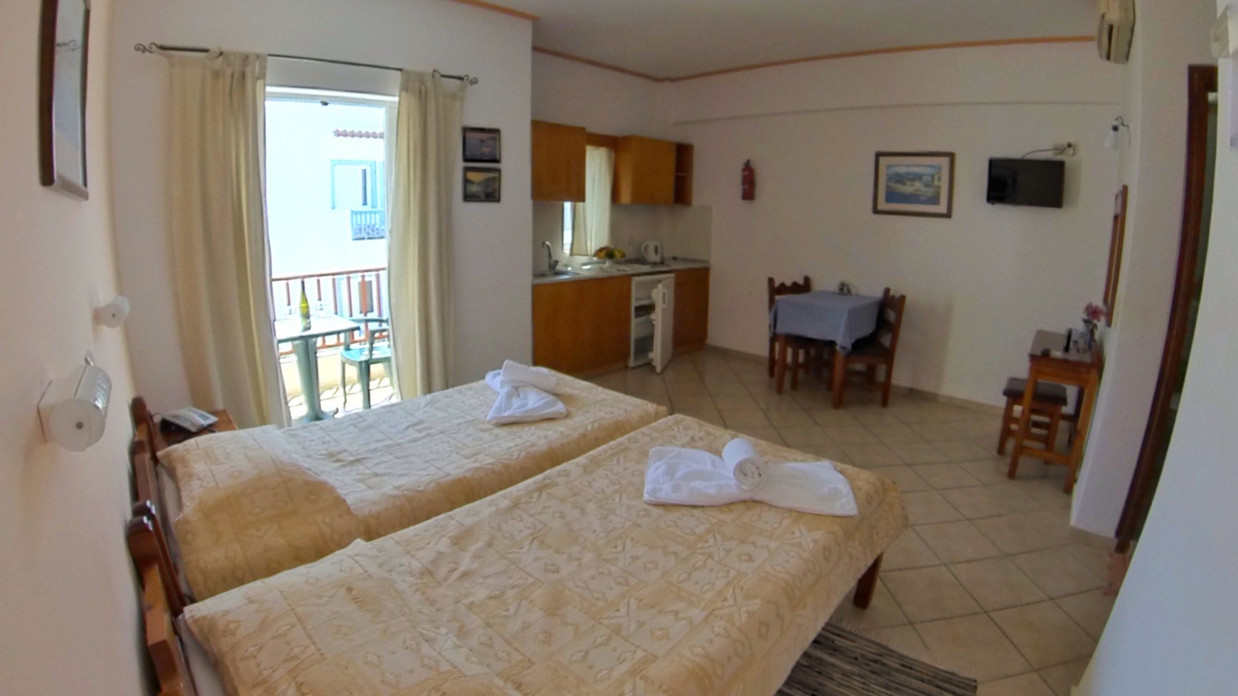Bright twin studio with balcony and kitchenette
